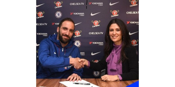 Gonzalo Higuaín usa camisa nº 9 para se juntar ao Chelsea Football Club